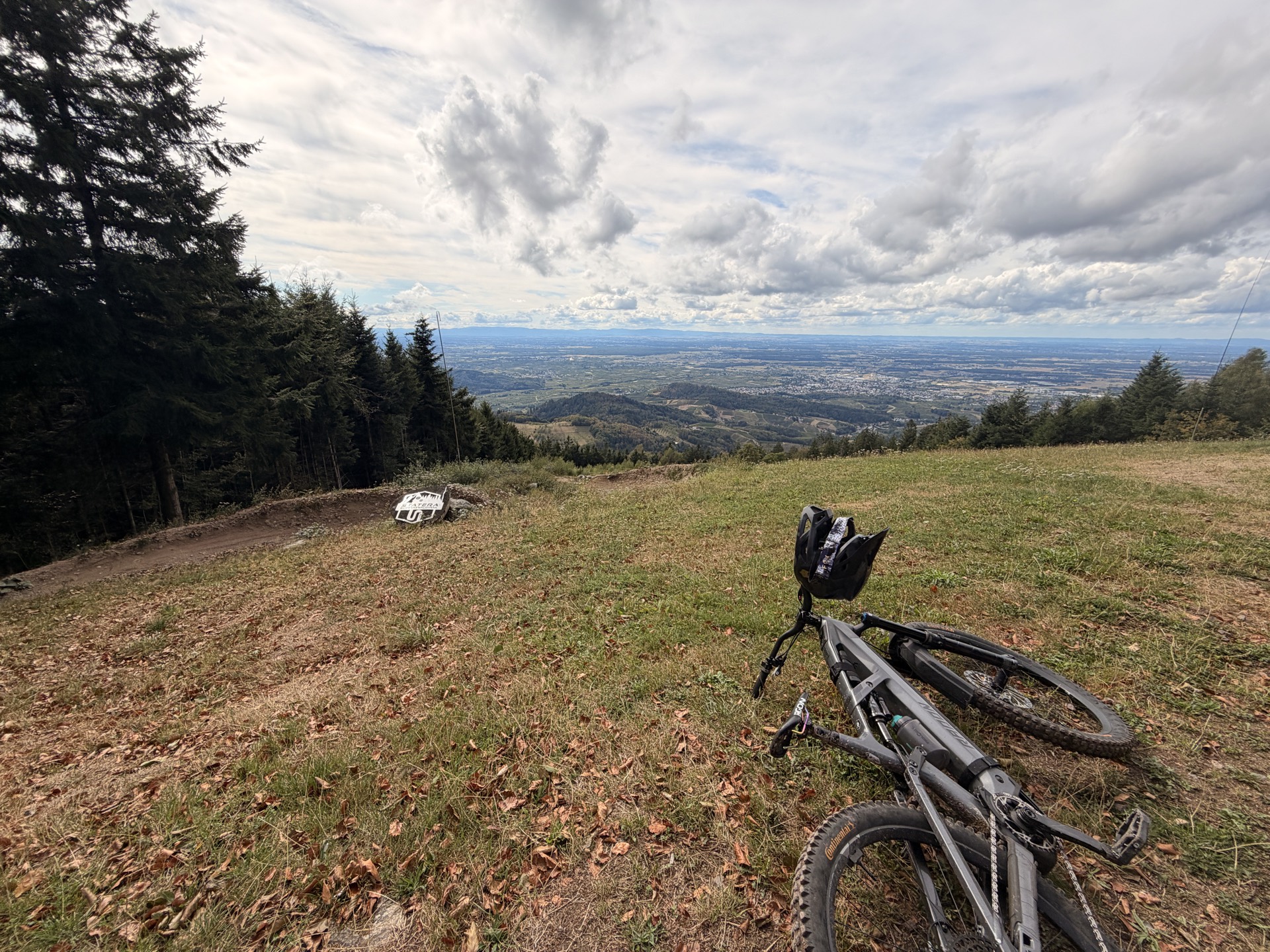 Vista dal trail di Sasbachwalden nella Foresta Nera sulla valle del Reno, con una mountain bike in primo piano